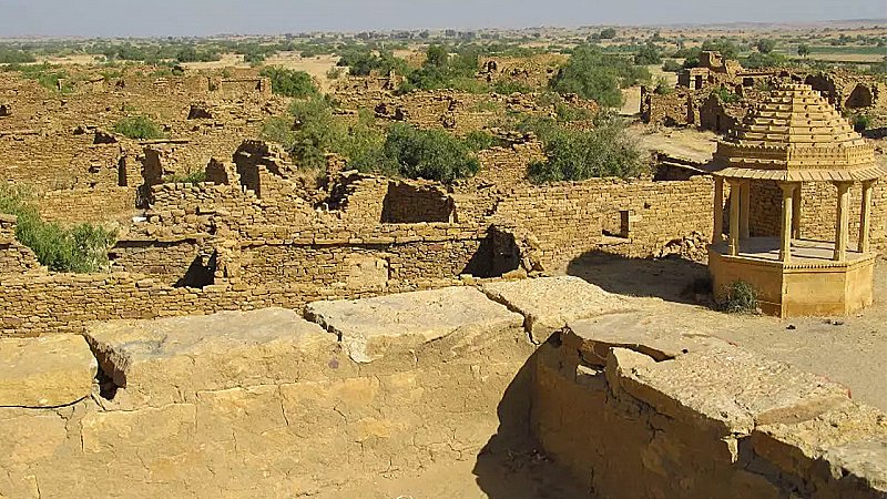 अगर आप भी भूतियां फिल्मों के शौकीन है तो राजस्थान के इस कुलधरा गांव के बारे आपको जरूर जानना चाहिए...