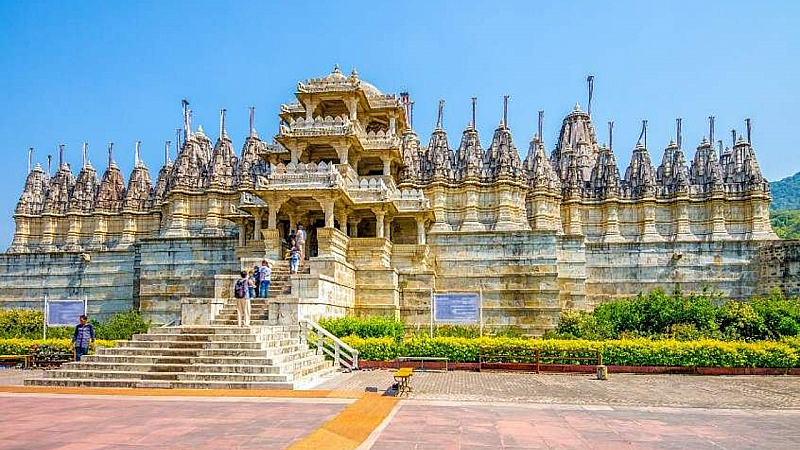 राजस्थानी जैन मंदिर, खूबसूरती ऐसी कि दुनिया दंग रह जाए