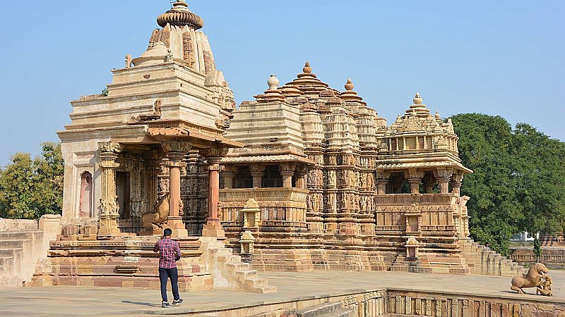 खजुराहों के मंदिर में बनी इन मूर्तियों का आखिर राज क्या है ? क्यों बनाई गईं हैं वहां ऐसी मूर्तियां