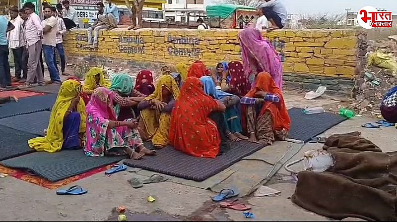 दो पक्षों के बीच मारपीट में घायल युवक की मौत, गुस्साए ग्रामीणों ने सरमथुरा कस्बे में लगाया जाम, बड़े भाई की हालत नाजुक