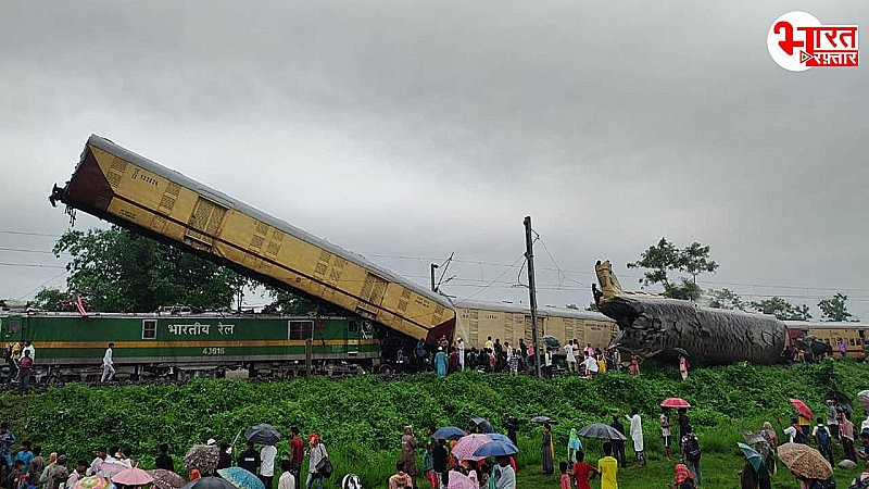 पश्चिम बंगाल में बड़ा ट्रेन हादसा, कंचनजंगा एक्सप्रेस में मालगाड़ी ने मारी टक्कर, कई बोगियां पलटी