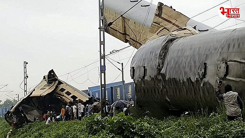 Kanchanjunga Express Accident: रेल हादसे की खौफनाक तस्वीरें आई सामने, रेल डिब्बे के ऊपर चढ़ा डिब्बा, कबाड़ बन गए कोच