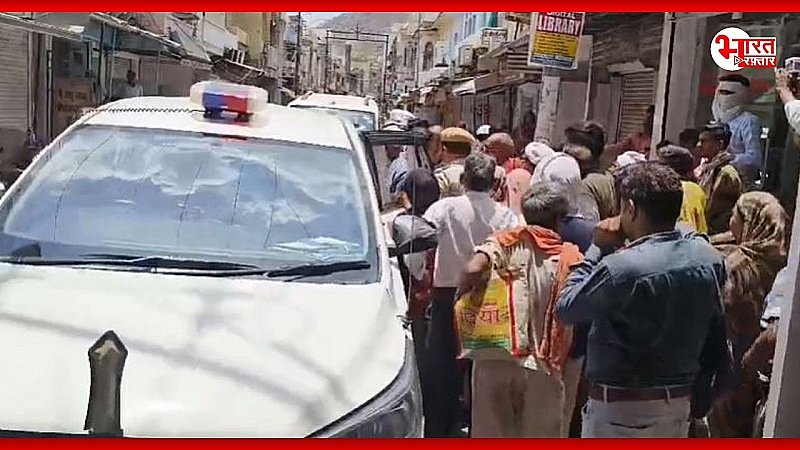 Alwar News: पानी की मांग कर रहे लोगों ने जिला कलेक्टर की गाड़ी को घेरा