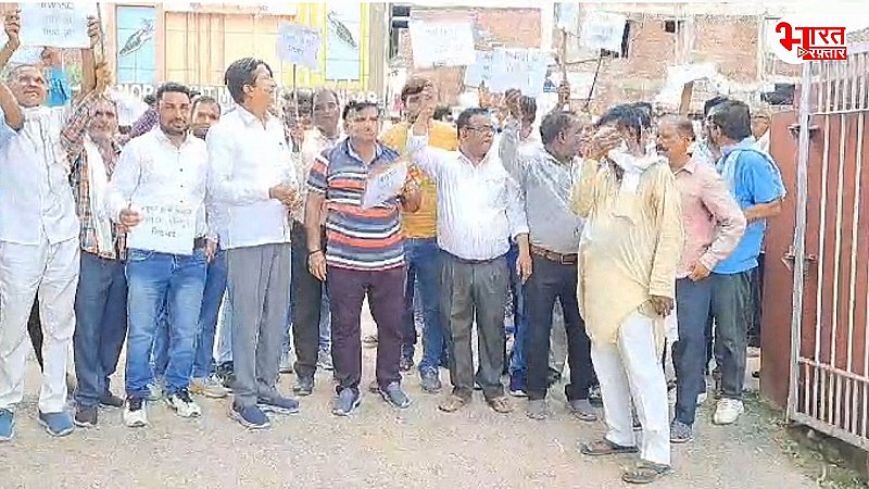 Dholpur News: वॉटर सप्लाई एंड सीवरेज कॉरपोरेशन के विरोध में कर्मियों का प्रदर्शन, सीएम से की न्याय की मांग