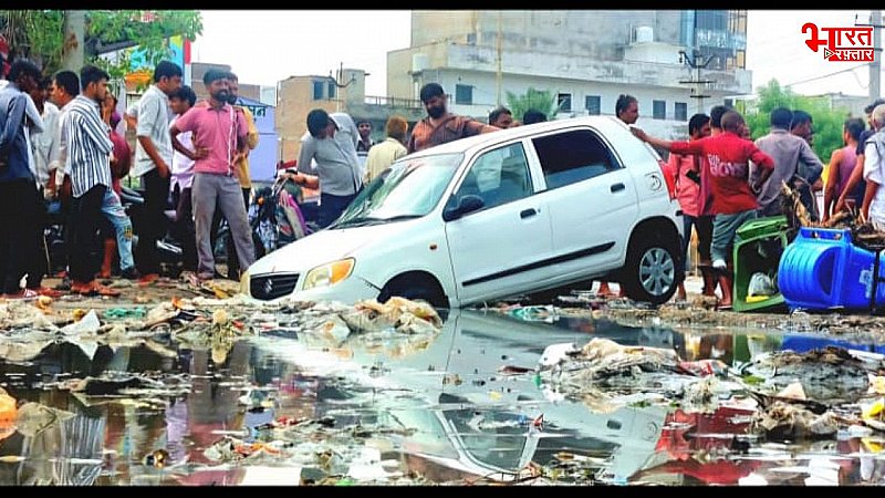 Jalore News: हल्की बारिश से नगर परिषद के दावों की खुली पोल, पानी भरे होने की वजह से गड्ढे में गिरी कार