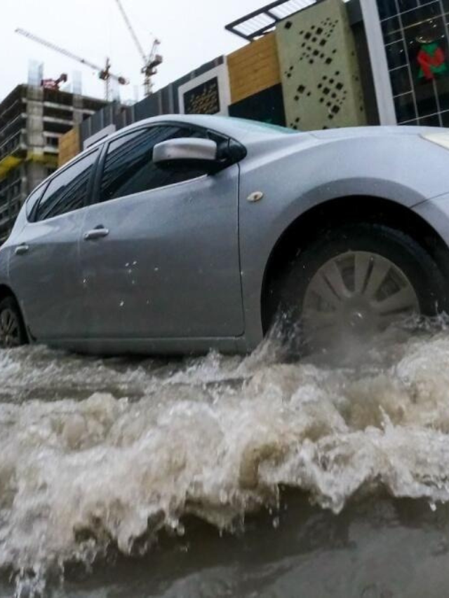 बारिश में फंस जाए गाड़ी, तो घबराने की जरूरत नहीं, तुरंत करें ये काम