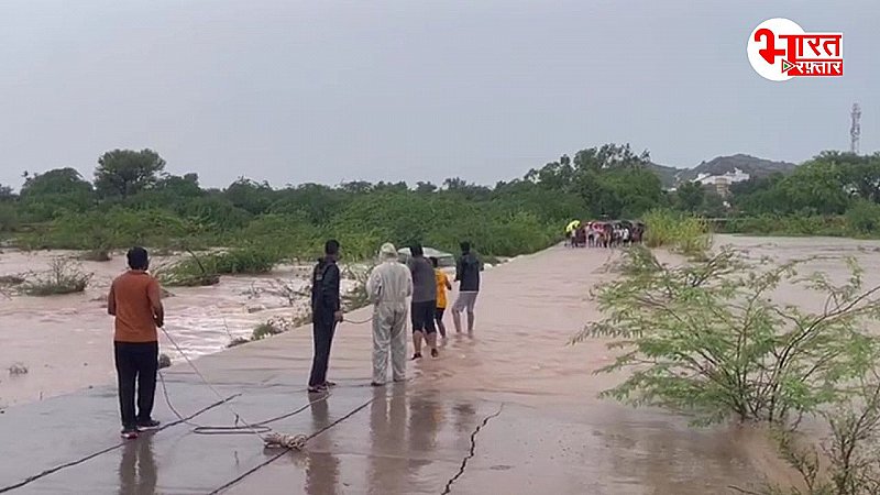 जोधपुर में बारिश ने मचाई तबाही, चामुंडा नदी में आया उफान, पानी में फंसे बच्चों को रेस्क्यू टीम ने पहुंचाया घर